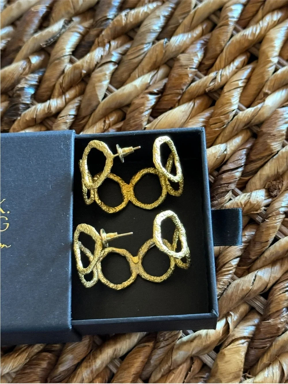 *NEW Rare Mary K. Kendig Gold Textured Open Circle Hoop Earrings